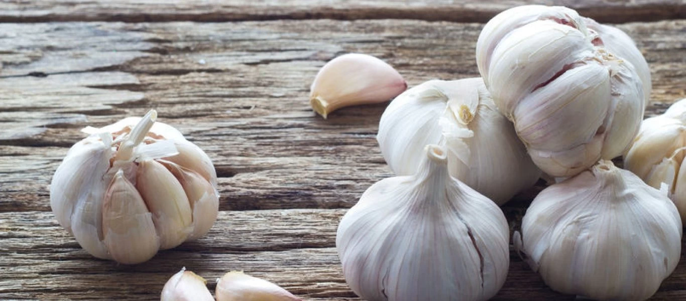 Αυτό είναι το κόλπο για να μην μυρίζει το σκόρδο